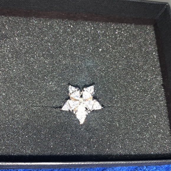 JEWEL MINT size 7 stainless flower ring - Picture 2 of 6